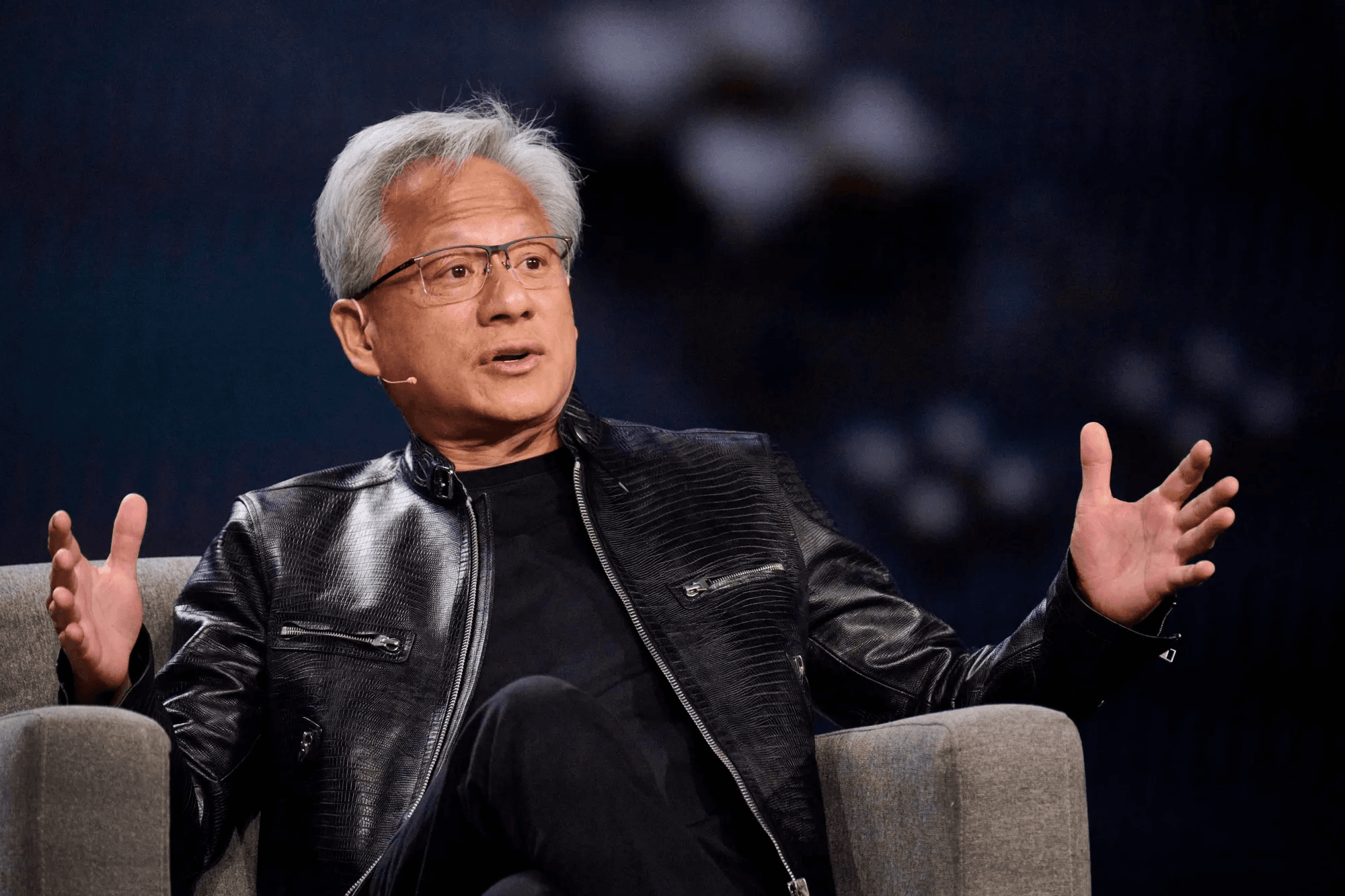 من هو جنسن هوانغ؟ صافي ثروة الرئيس التنفيذي لشركة Nvidia، سيرته الذاتية وتحليل سهم NVDA لعام 2026. هل سهم NVDA استثمار جيد الآن؟